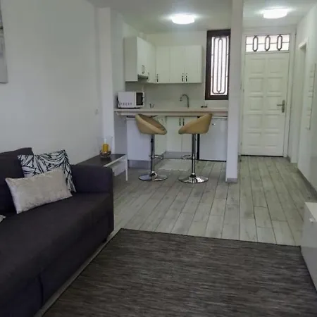 Cristianos Close To The لوس كريستيانوس